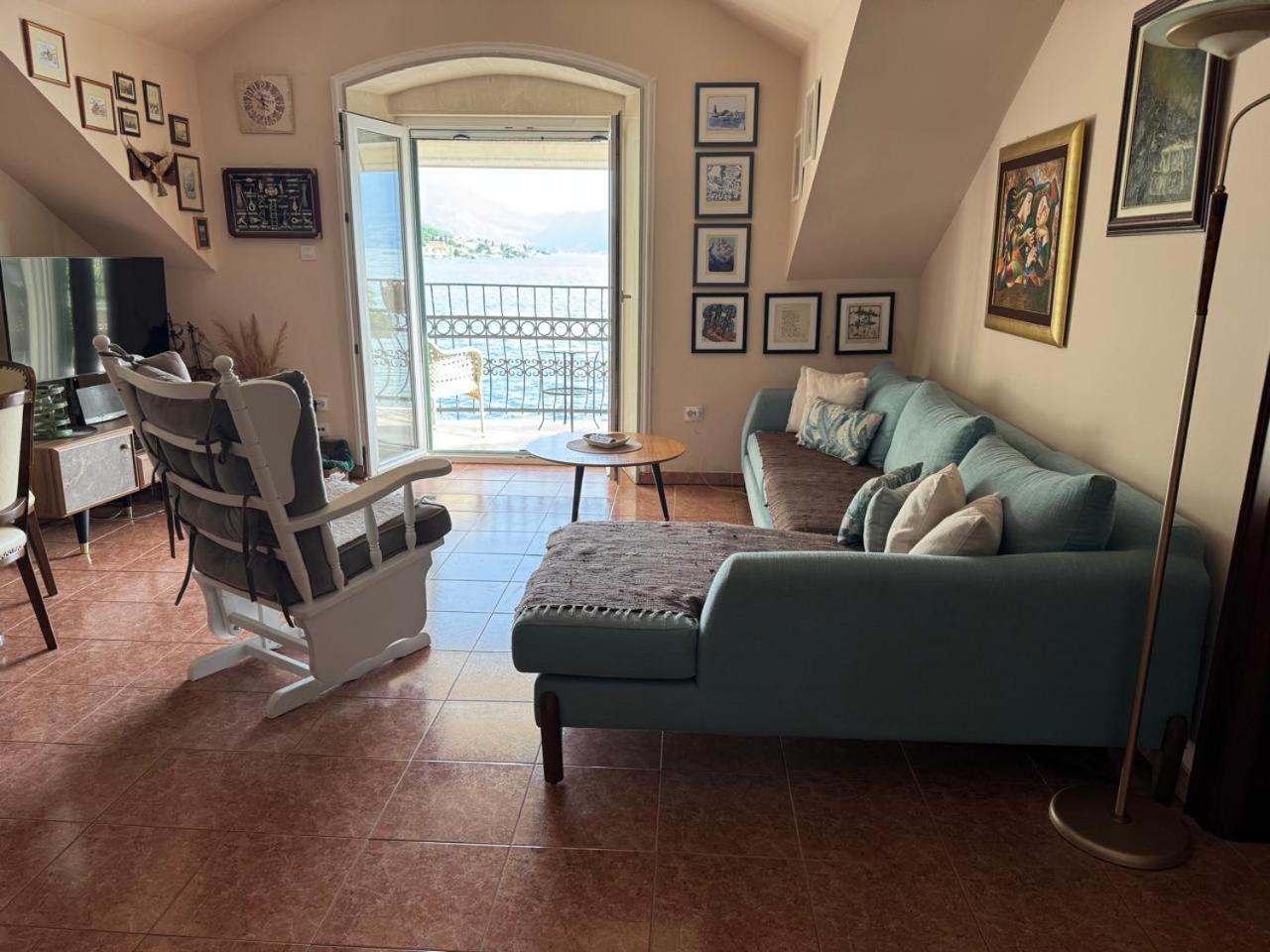 Apartment Lukiduki At The Beach - Kotor Luaran gambar
